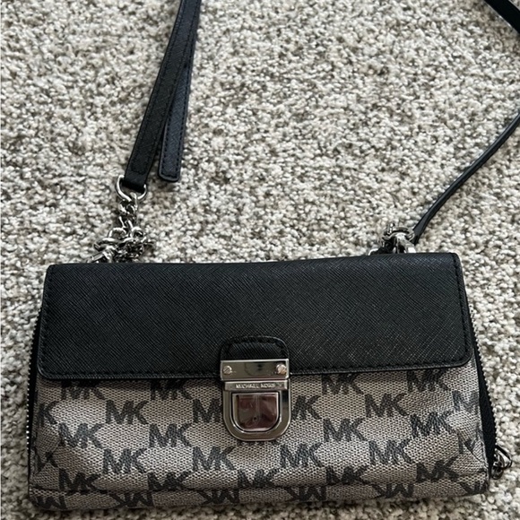 Michael Kors crossbody/shoulder bag!
🔥NWOT🔥$50 - Picture 9 of 11